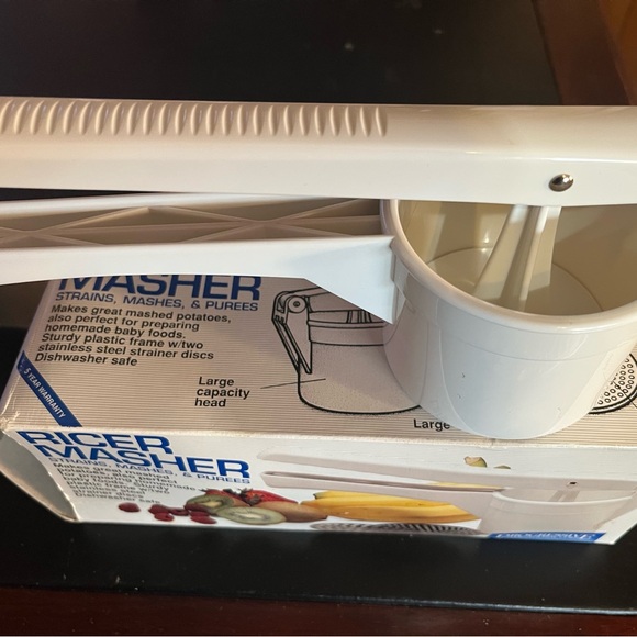 Durable White Potato Ricer with Interchangeable Discs - Picture 3 of 3